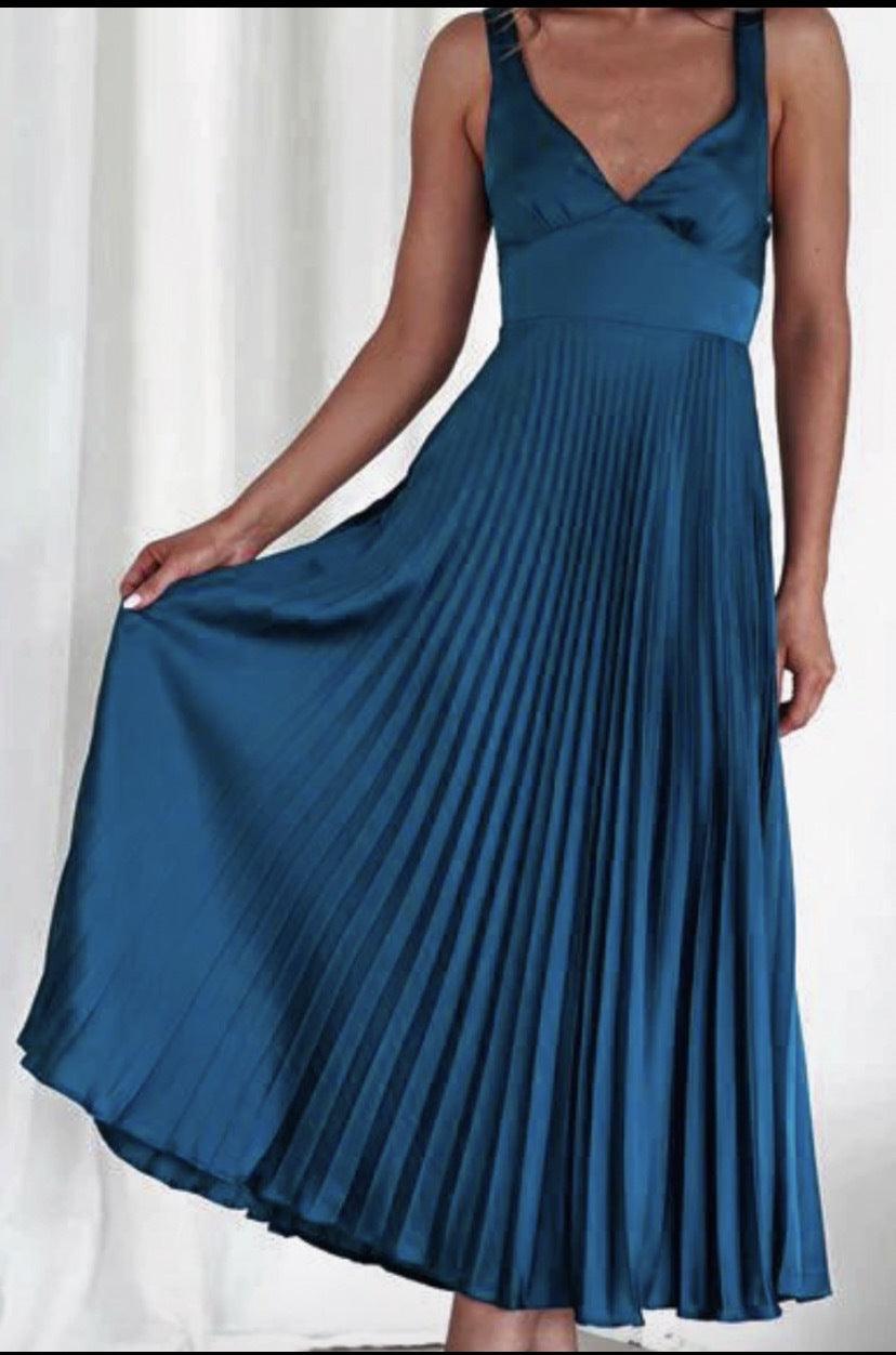 Pleated backless mid-length dress-thevervian