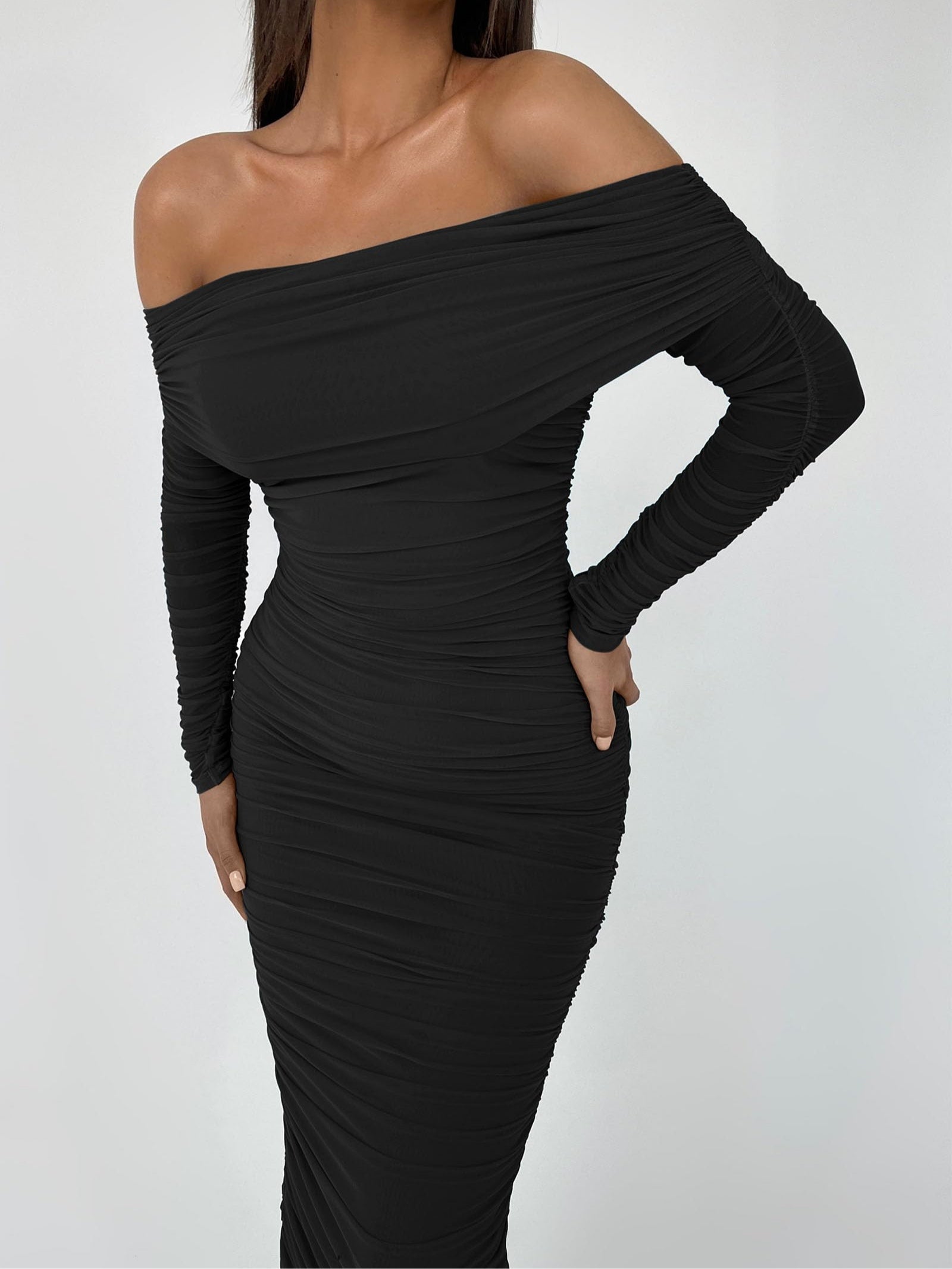 One-shoulder long-sleeved pleated slim dress-thevervian