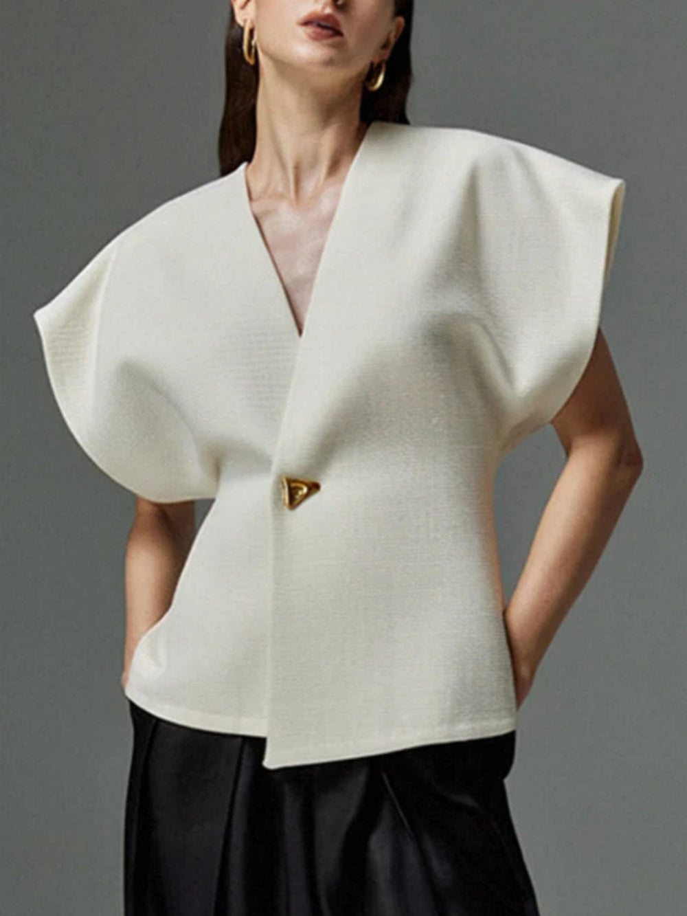 Asymmetric one-button dropped shoulder top-thevervian
