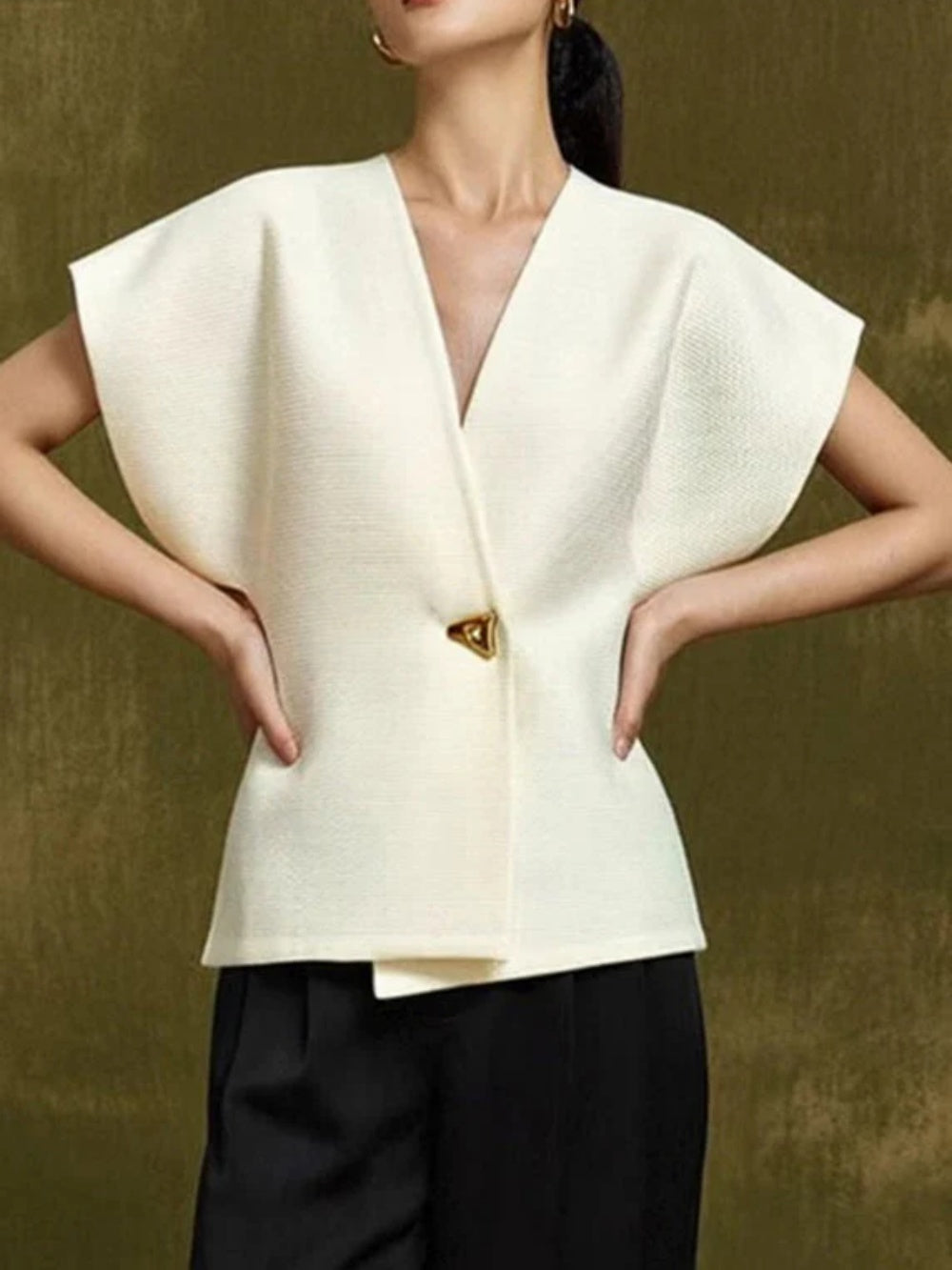 Asymmetric one-button dropped shoulder top-thevervian