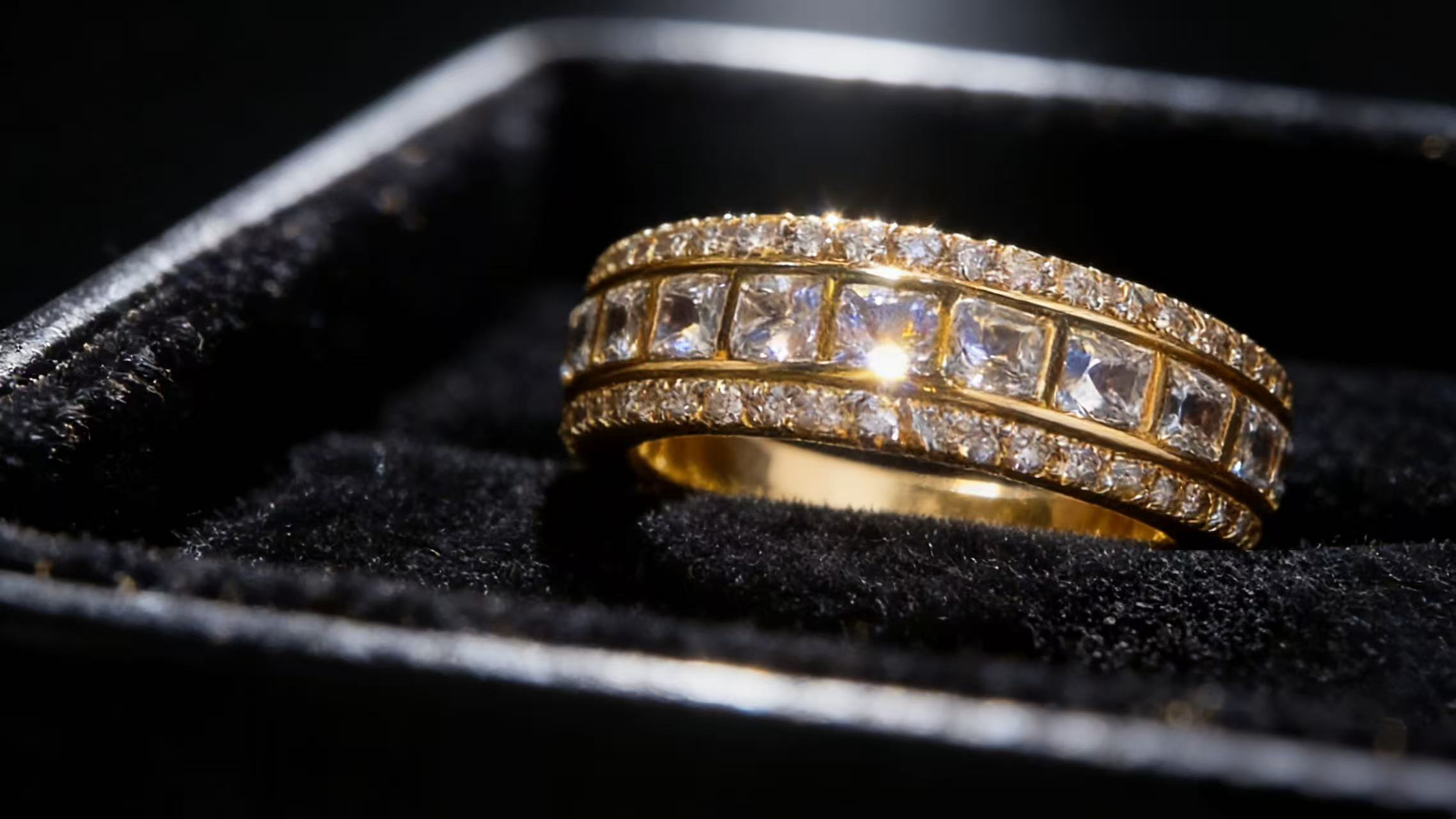 Golden Halo Diamond Ring Set