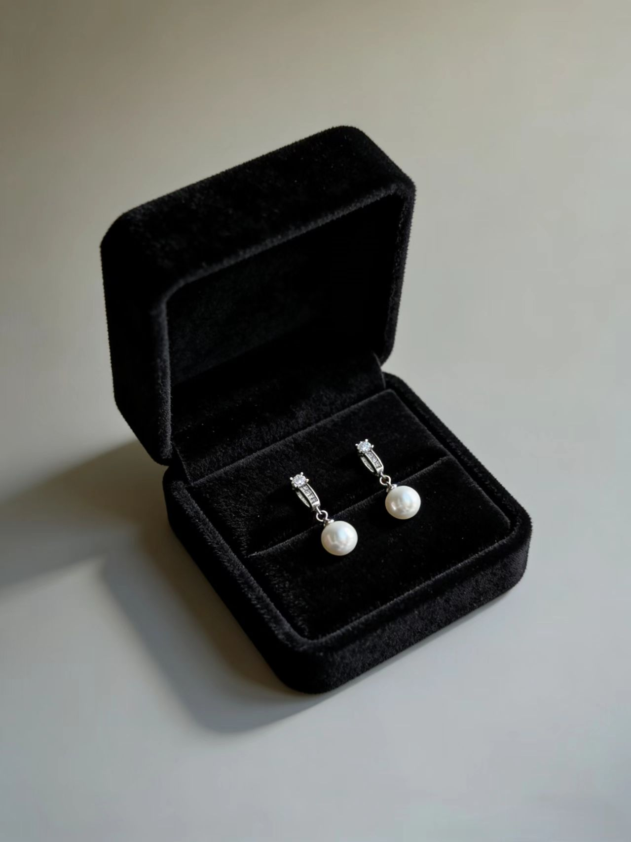 Moon Pearl Tiny Studs