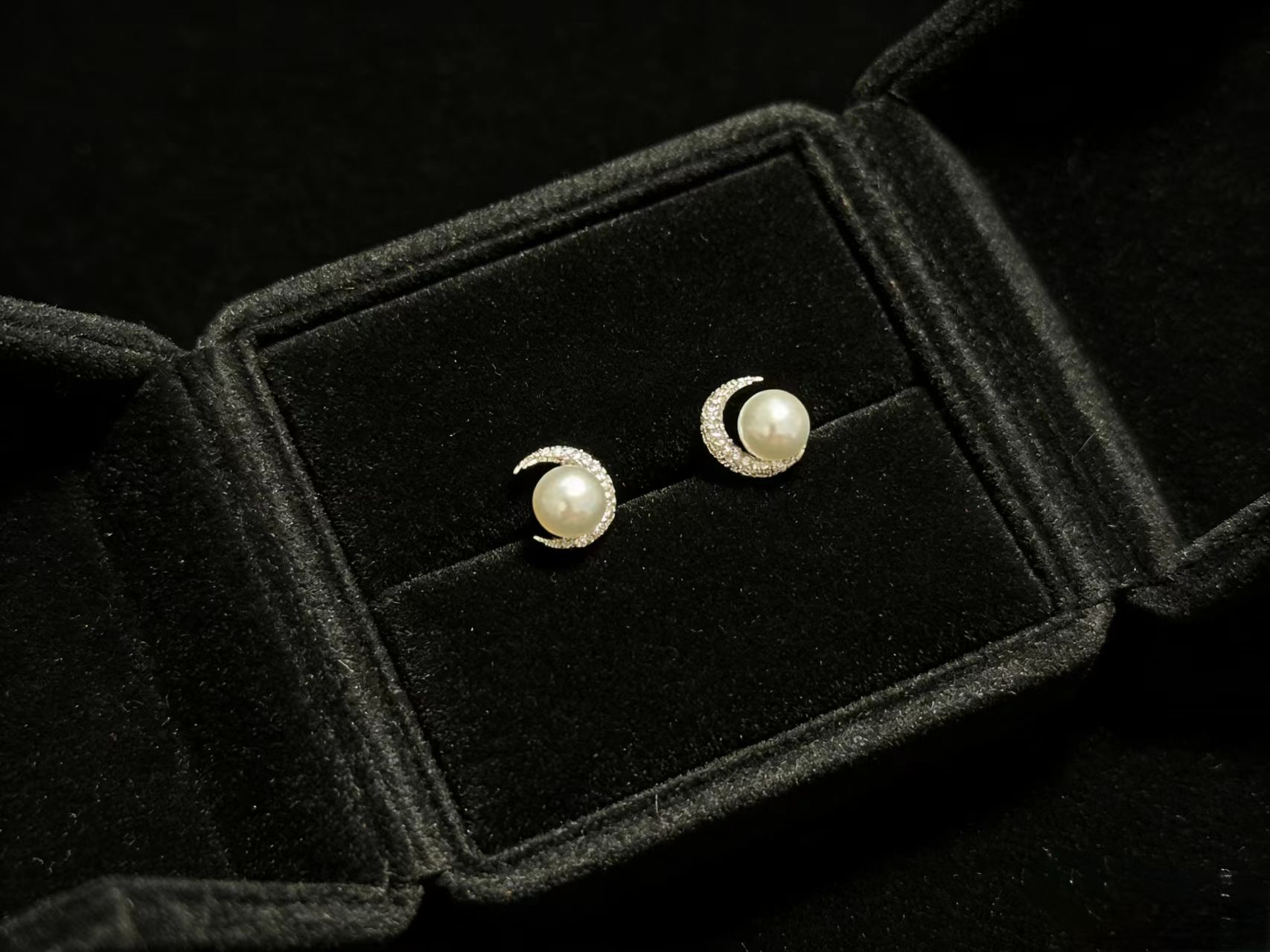 Moon Pearl Round Studs