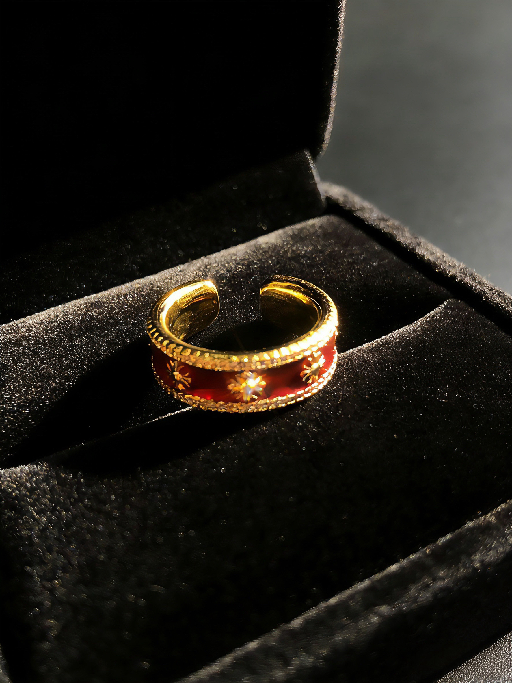 Crimson Pattern Gold Ring