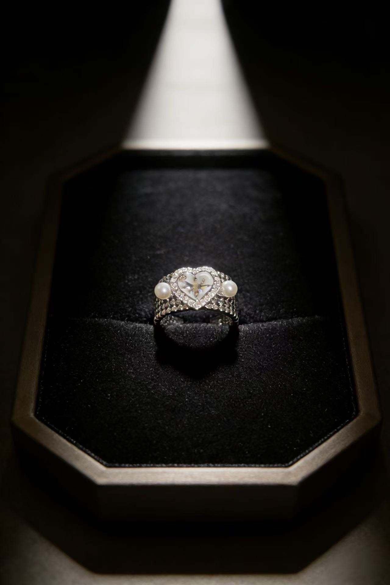 Hollow Heart Gleam Ring