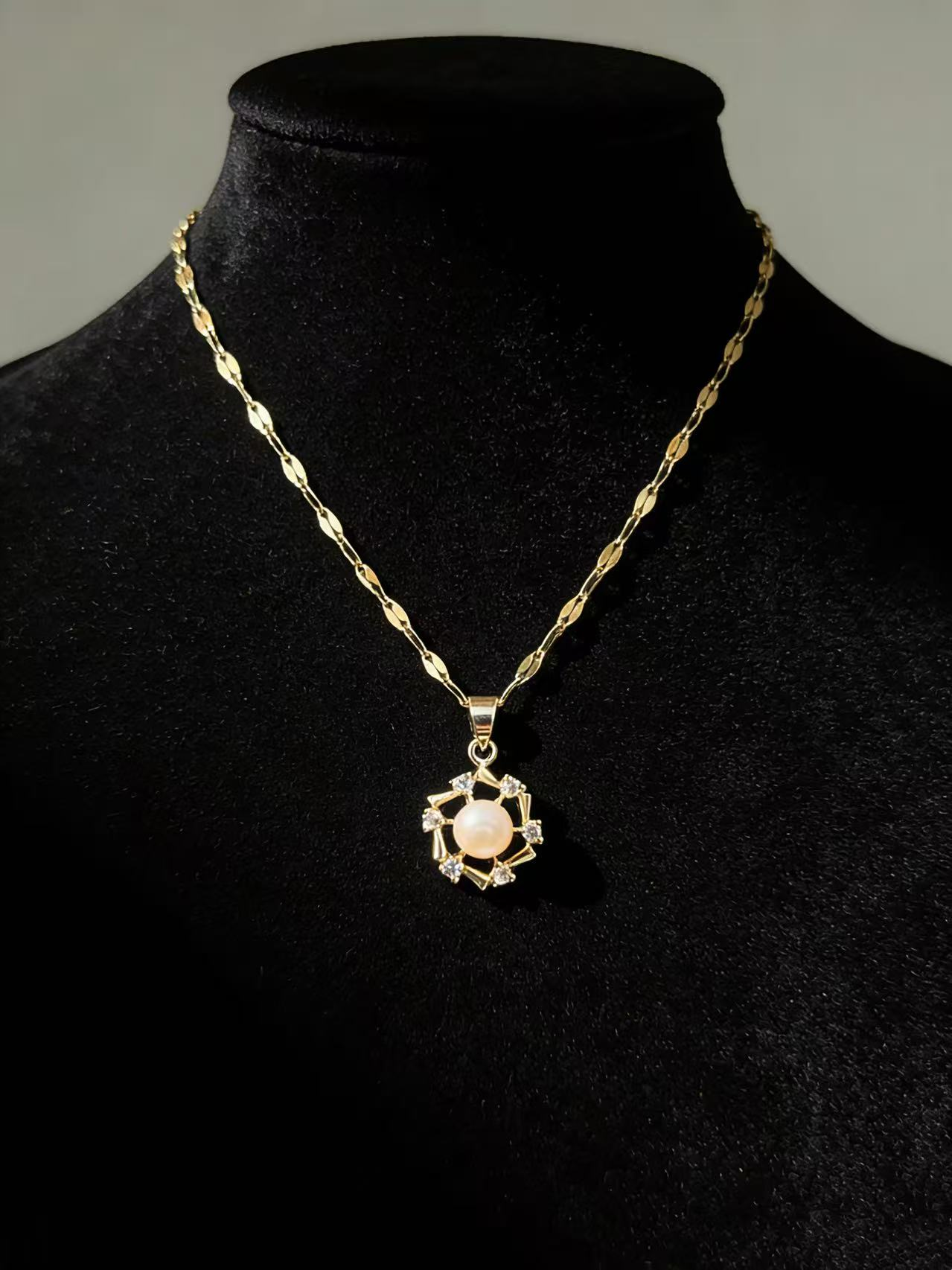 Bloom Core Pearl Choker