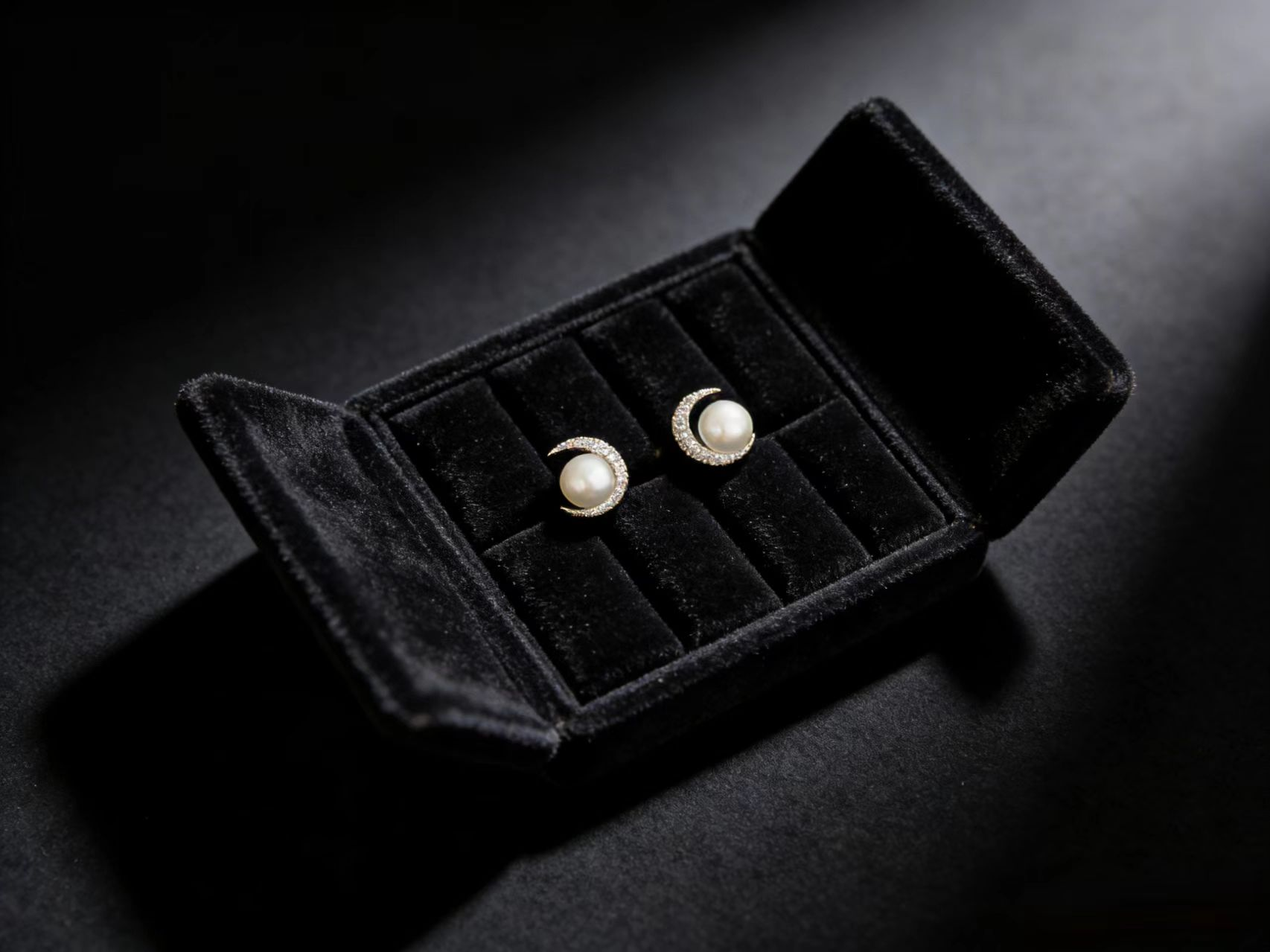 Moon Pearl Round Studs