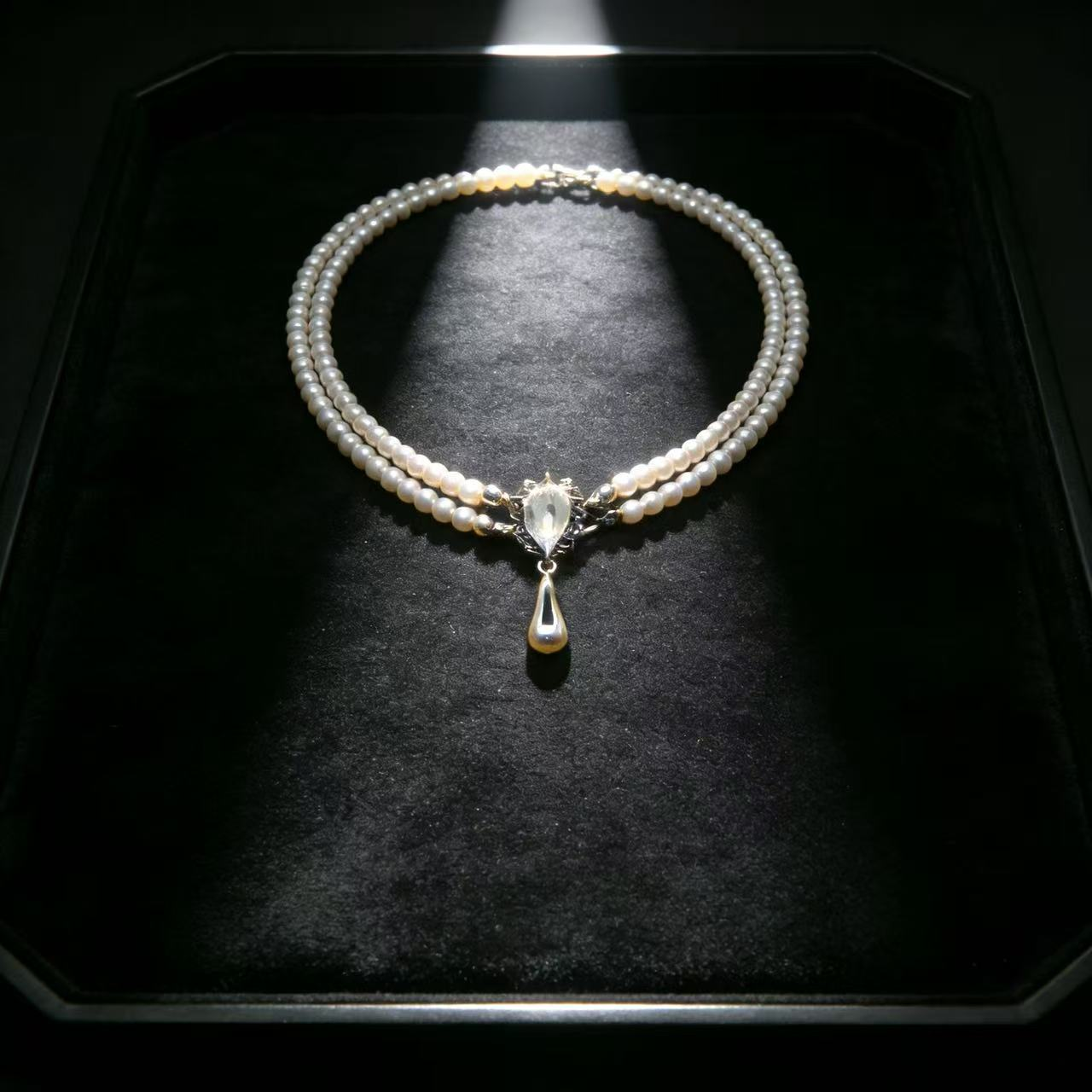 Pearl Clasp Gleam Necklace