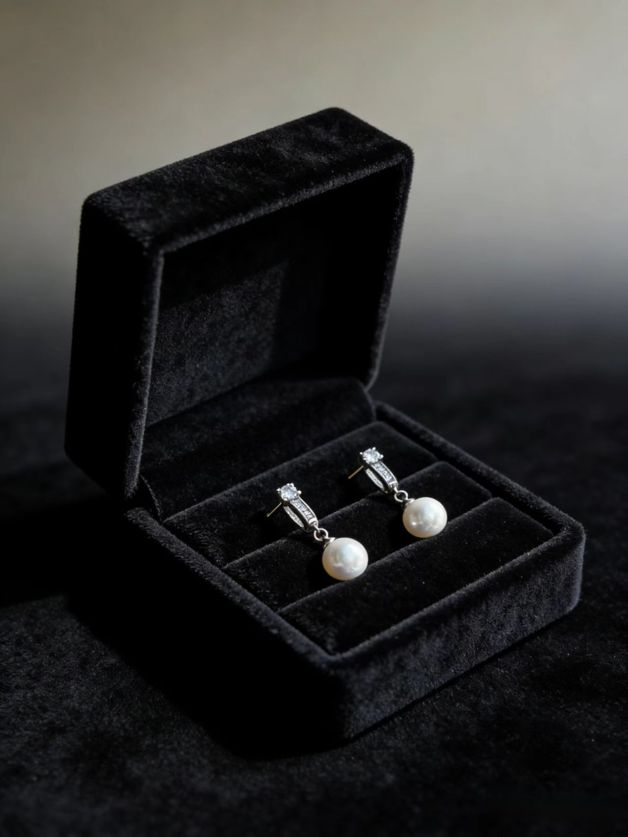 Moon Pearl Tiny Studs