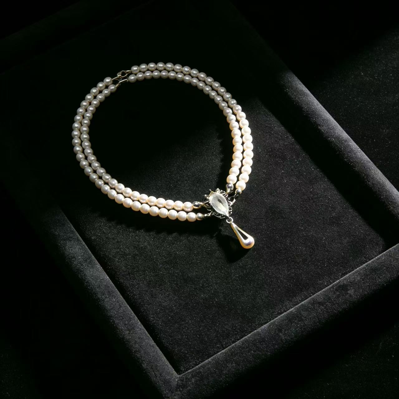 Pearl Clasp Gleam Necklace