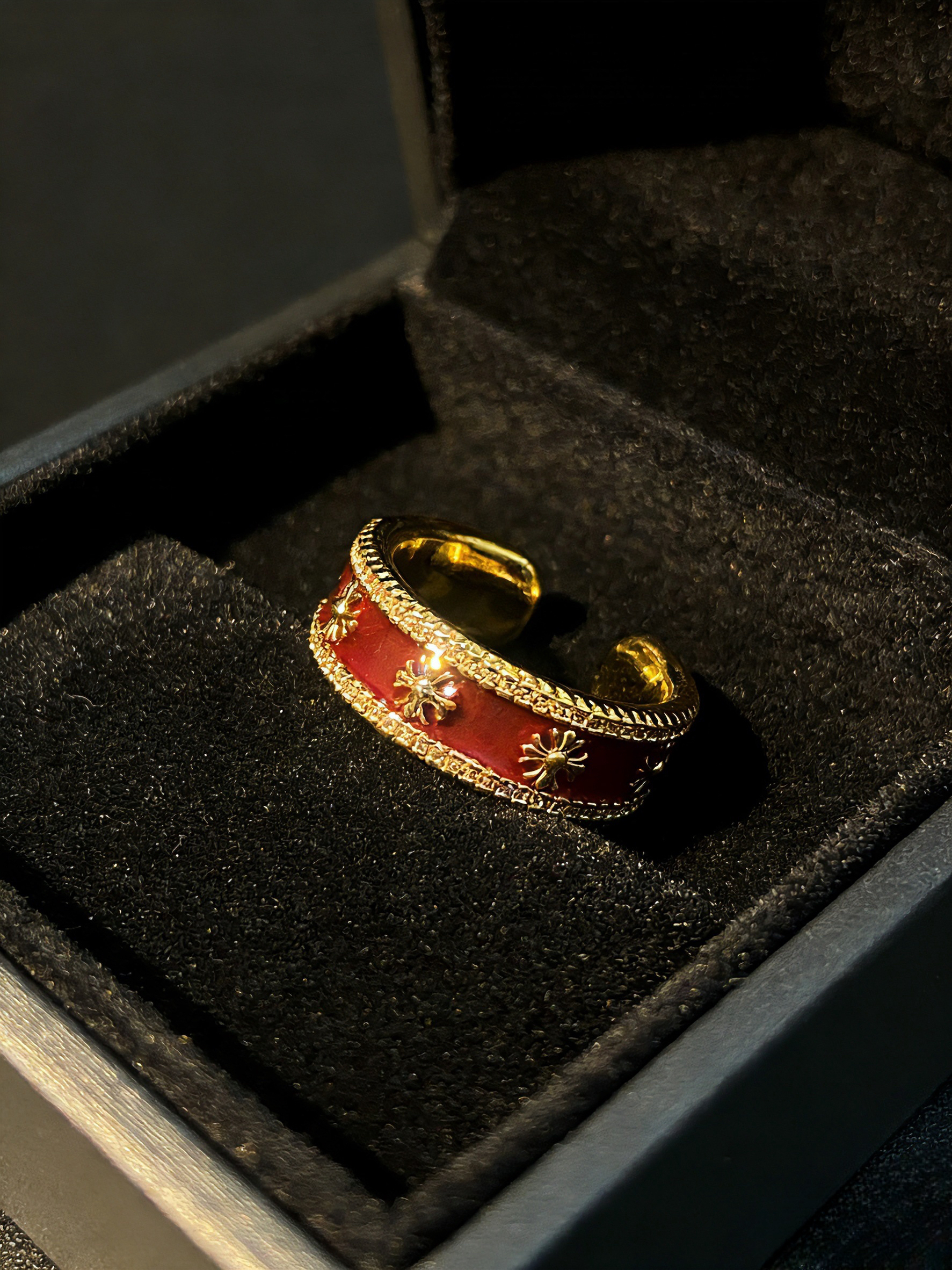 Crimson Pattern Gold Ring