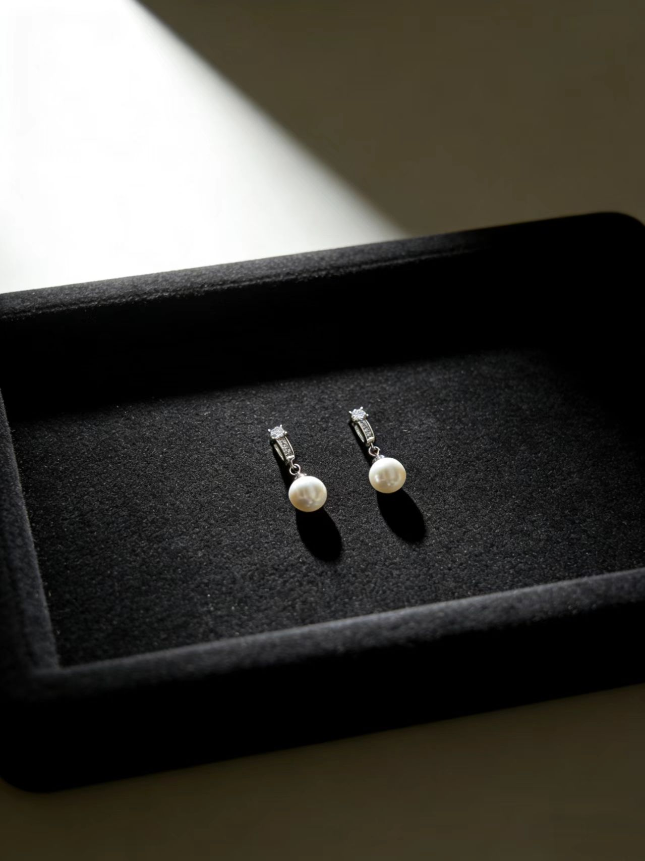 Moon Pearl Tiny Studs