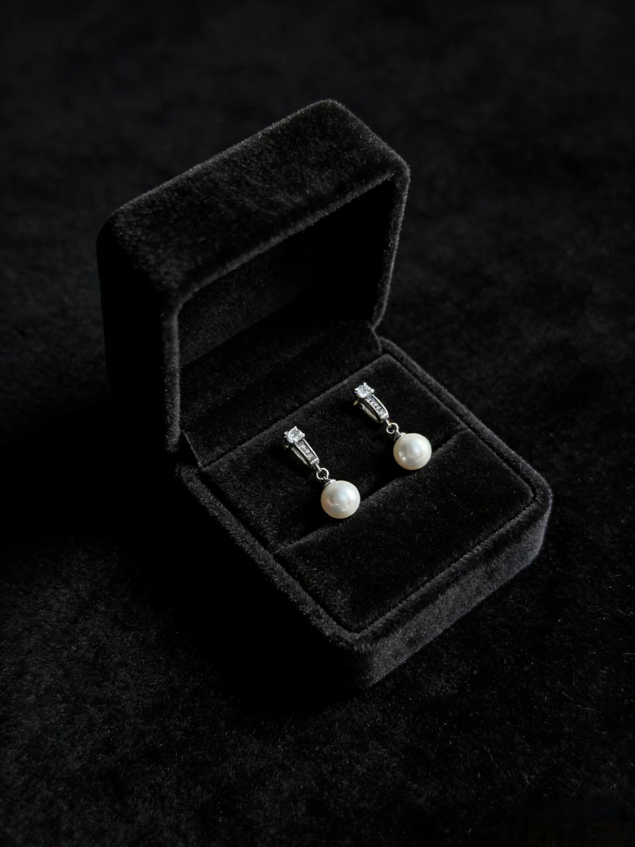 Moon Pearl Tiny Studs