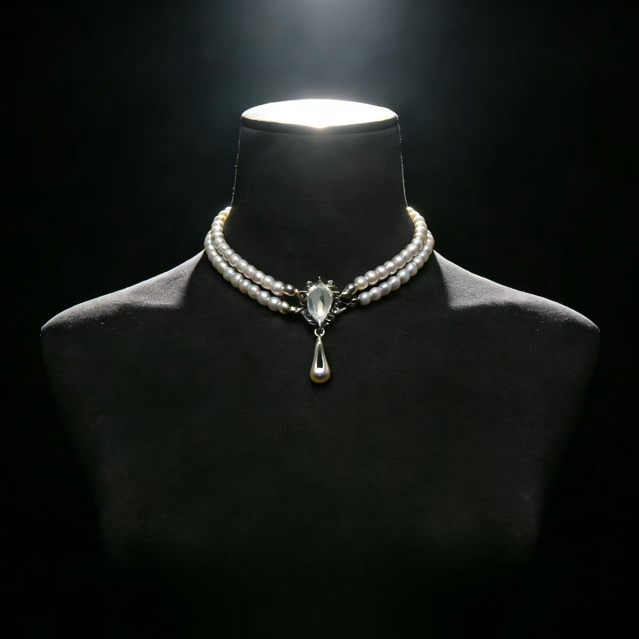 Pearl Clasp Gleam Necklace