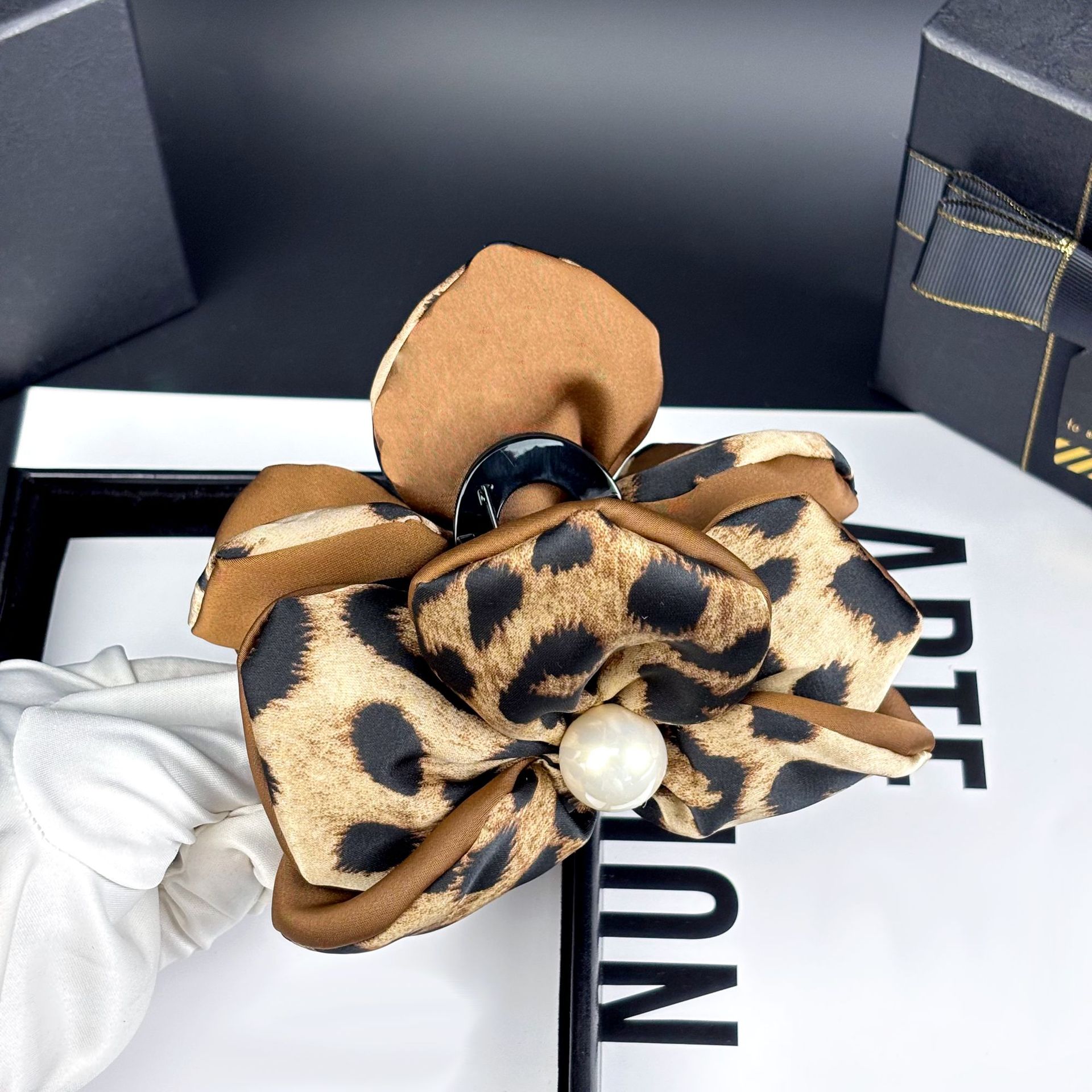 Leopard Print New Pearl Flower Hair Clip For Women, High-End, Temperament, Half-Tied Hair Shark Clip On The Back Of The Head, Girl'S Top Clip