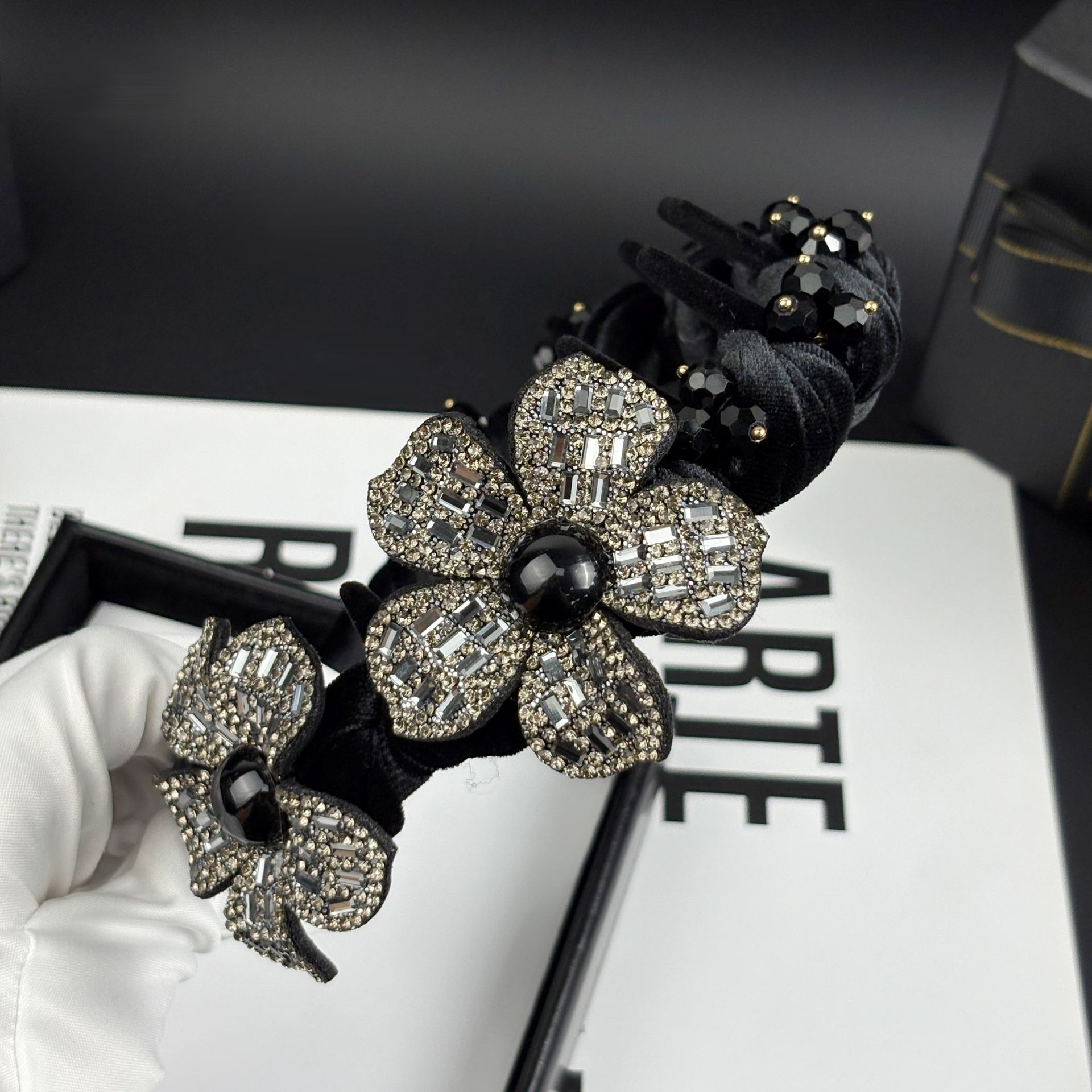 High-End Velvet Three-Dimensional Rhinestone Flower Light Luxury Headband Elegant And Elegant 2025 New Headwear Hair
