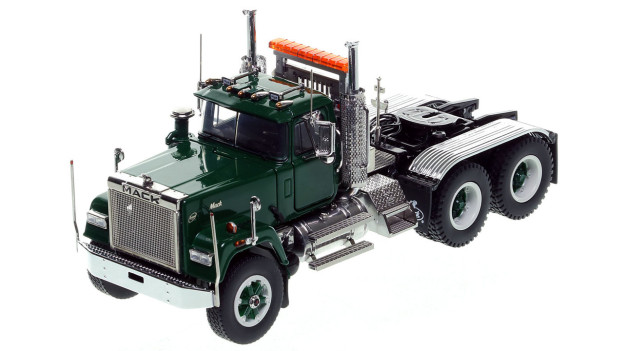 Mack Superliner Heavy Spec Tandem Axle Tractor - Green 6005 over Black