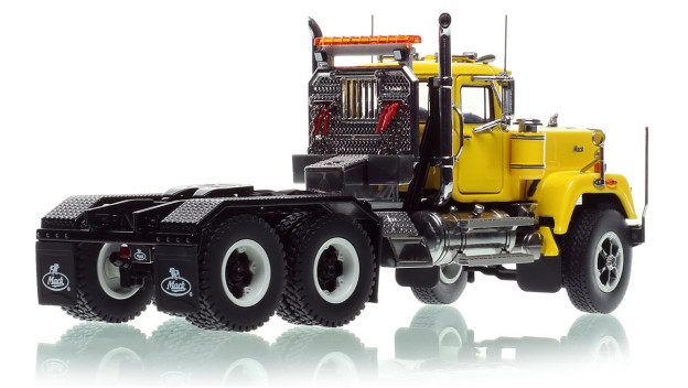 Mack Superliner Heavy Spec Tandem Axle Tractor