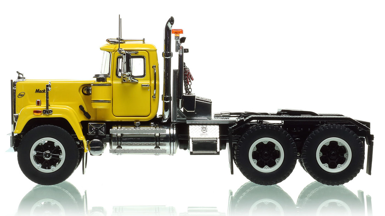 Mack Superliner Heavy Spec Tandem Axle Tractor