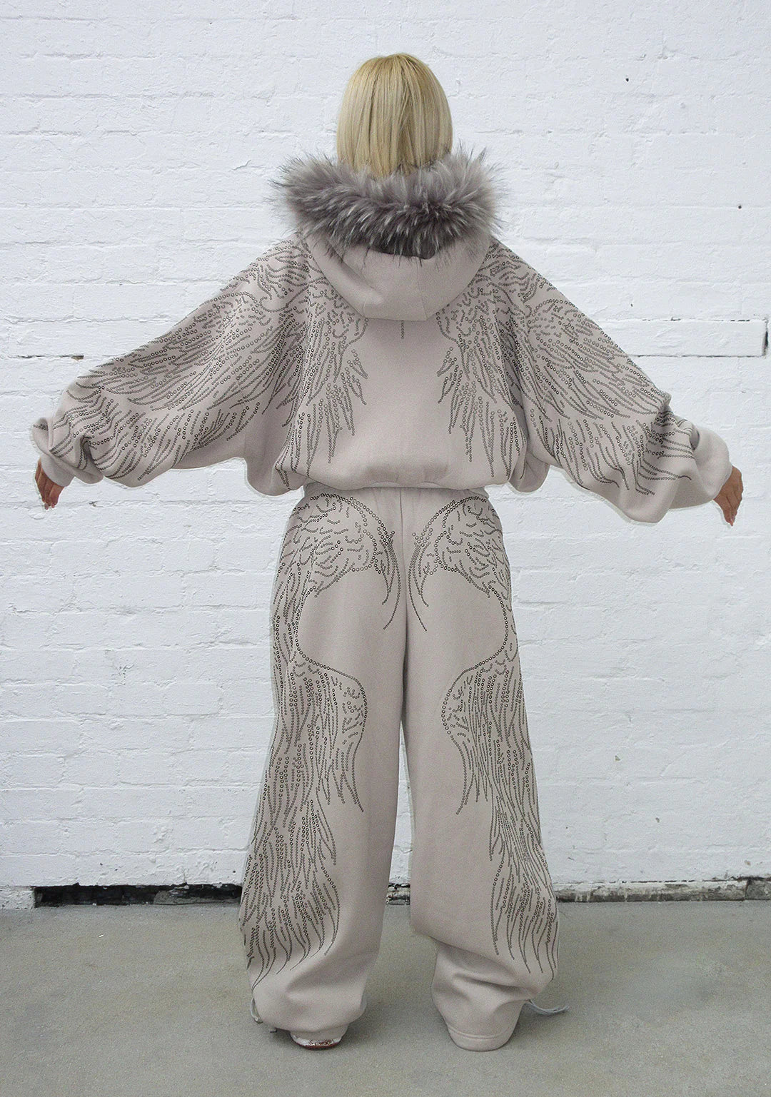 𝗙𝗮𝗹𝗹𝗲𝗻 𝗙𝗮𝘂𝘅 𝗙𝘂𝗿 𝗥𝗵𝗶𝗻𝗲𝘀𝘁𝗼𝗻𝗲 𝗭𝗶𝗽 𝗛𝗼𝗼𝗱𝗶𝗲