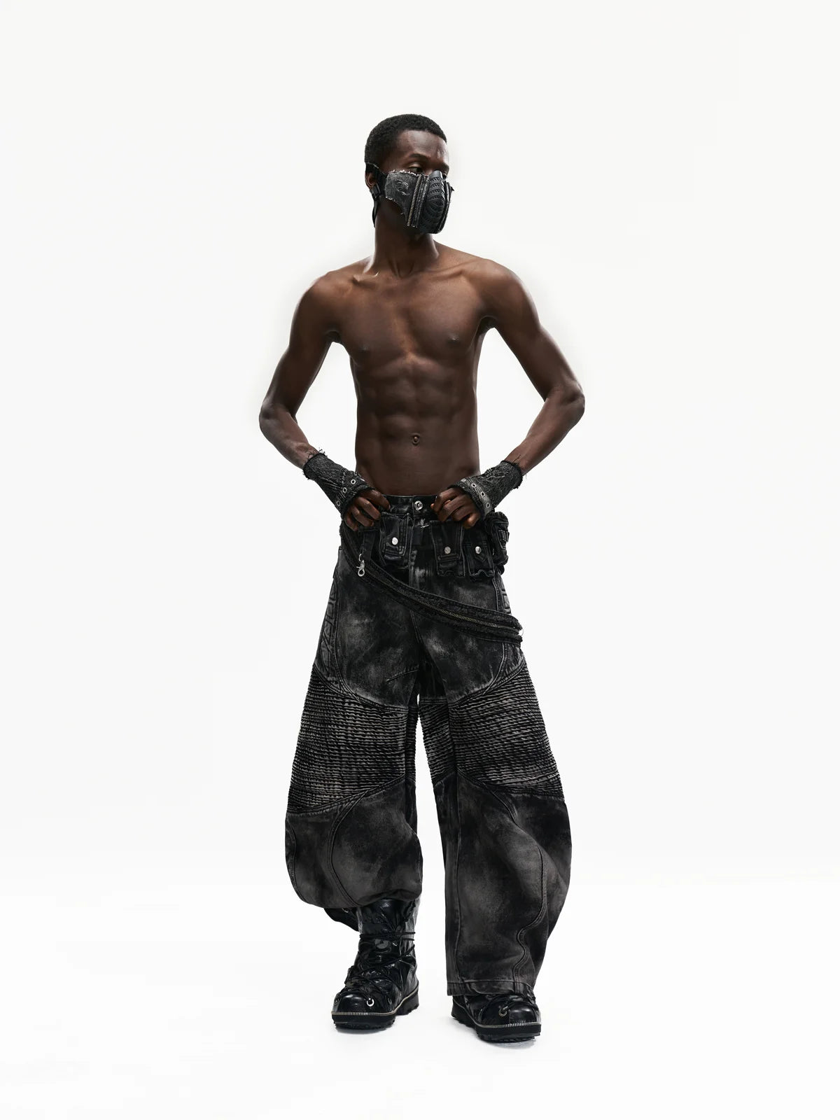 Temperature-Reactive Curved Jeans with Bag Set