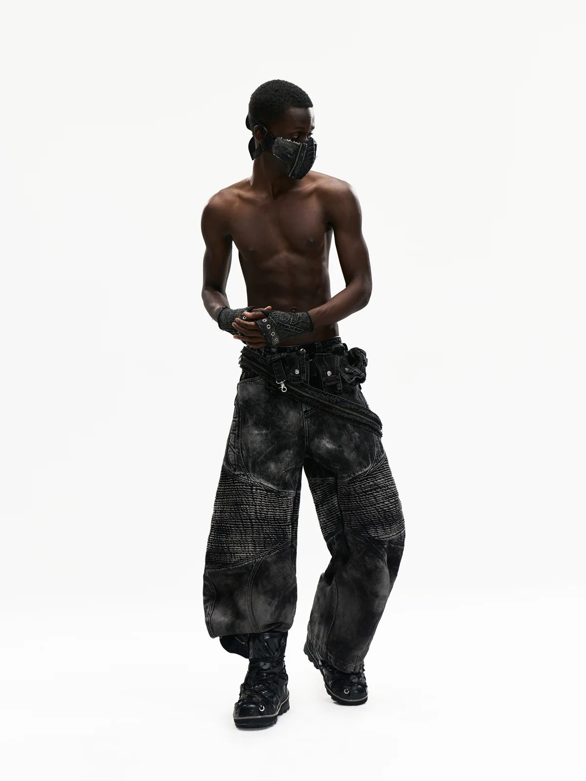 Temperature-Reactive Curved Jeans with Bag Set