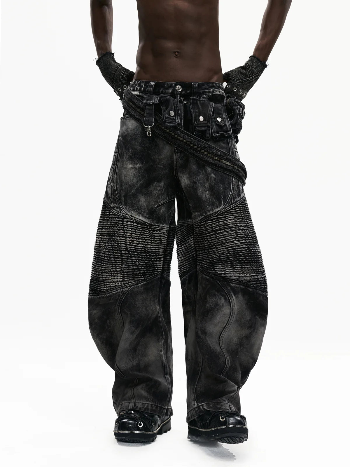 Temperature-Reactive Curved Jeans with Bag Set