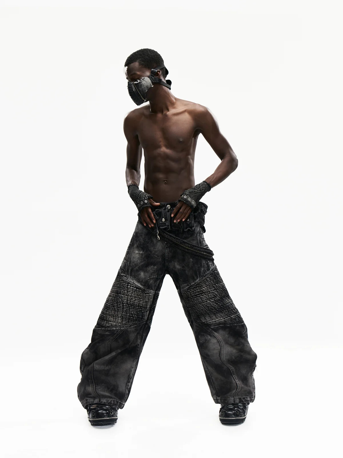 Temperature-Reactive Curved Jeans with Bag Set