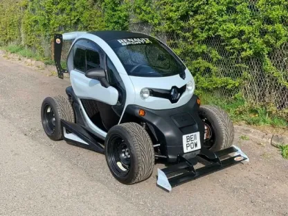To get around the city differently, the solution is called Renault Twizy! With 1 or 2 people, this electric quadricycle is ideal for urban mobility.