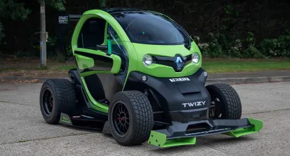 To get around the city differently, the solution is called Renault Twizy! With 1 or 2 people, this electric quadricycle is ideal for urban mobility.