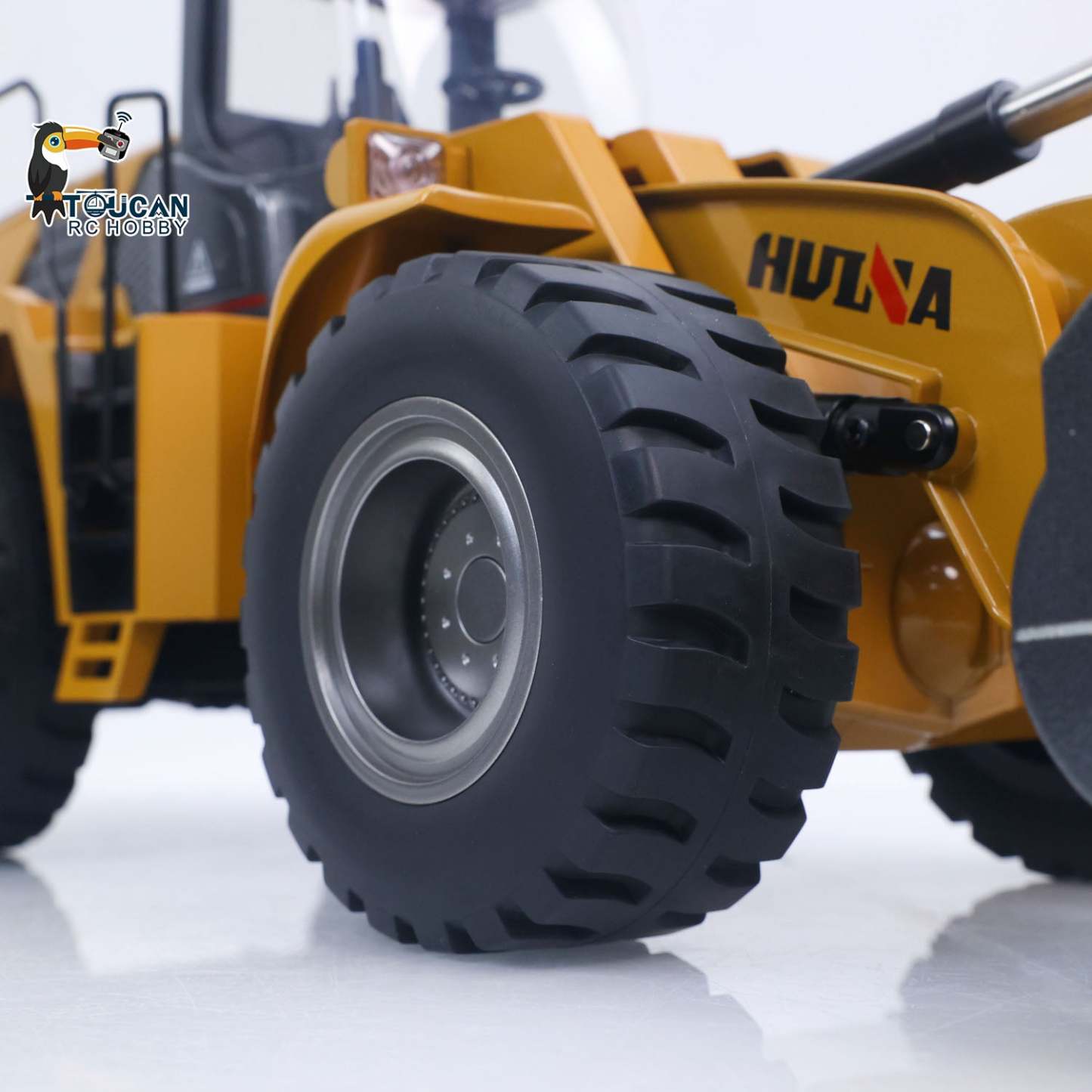 Fast Free Shipping for EU 1/14 HUINA Toys 2.4G 10CH Radio Controlled Loader 1583 Assembled Electric Lifting System Lights Sound RC Construction Vehicles