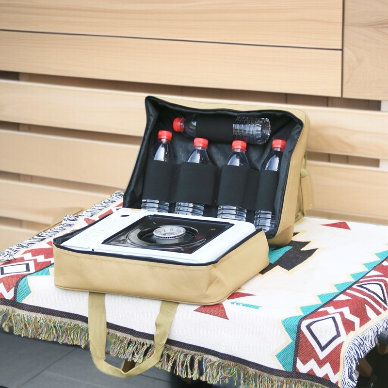 Accesorios de cocina organizados en bolsa para camping