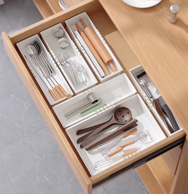 Fiókrendszerező használat közben – rendezett alsóneműk