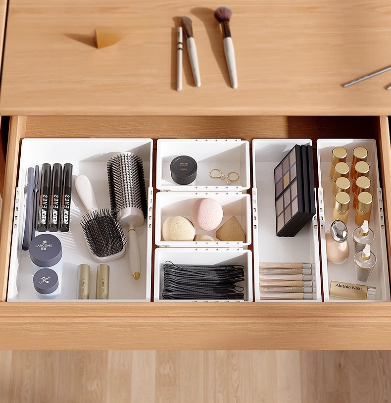 Fiókrendszerező tele zoknikkal és fehérneműkkel