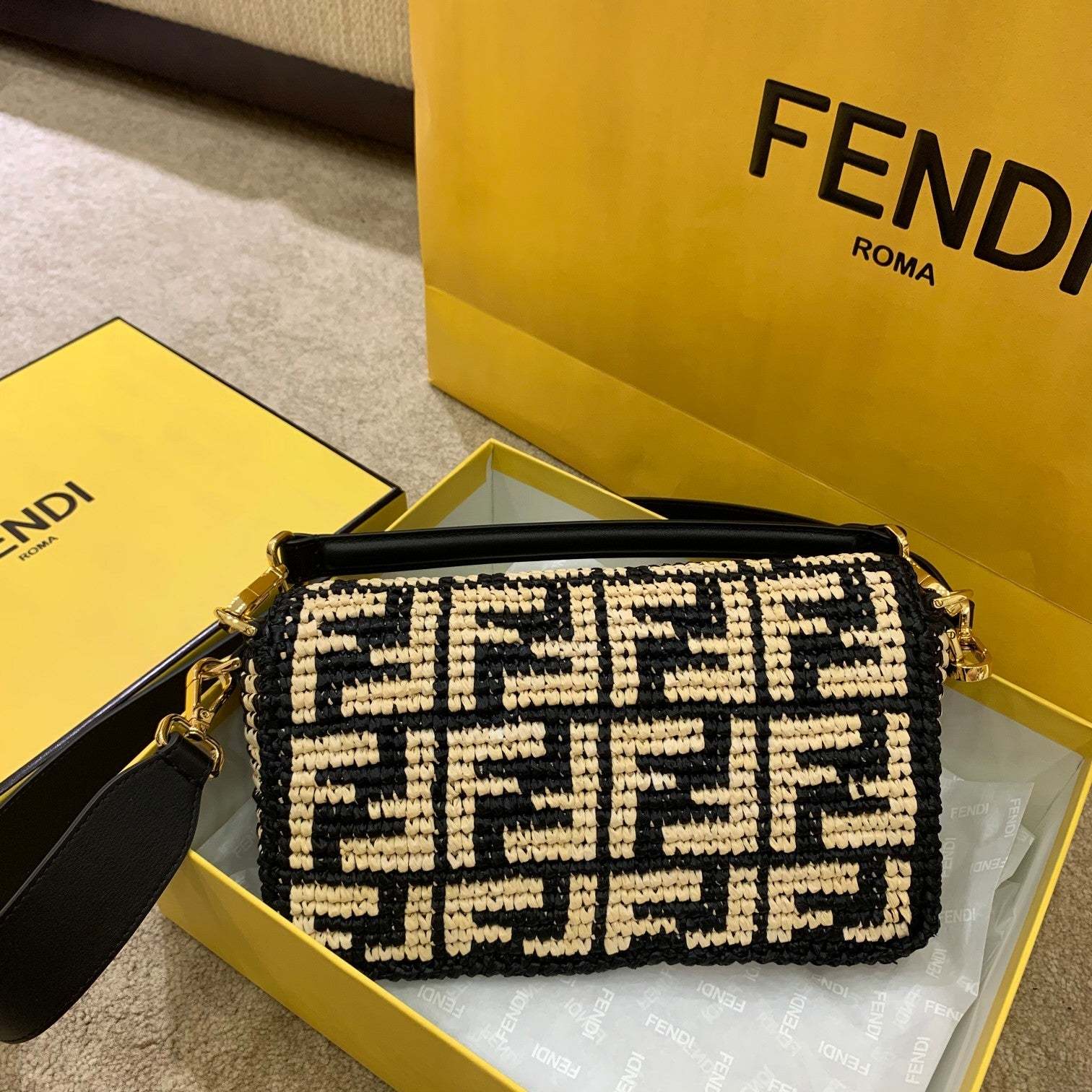 FI Baguette Raffia Fabric Black For Women, Women’s Bags 10.6in/27cm FF 8BR600AKBYF1HOG