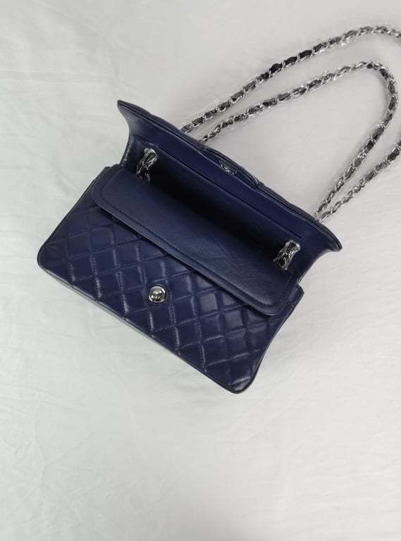 CHL CLASSIC MEDIUM LAMBSKIN FLAP NAVY AND SILVER 25CM