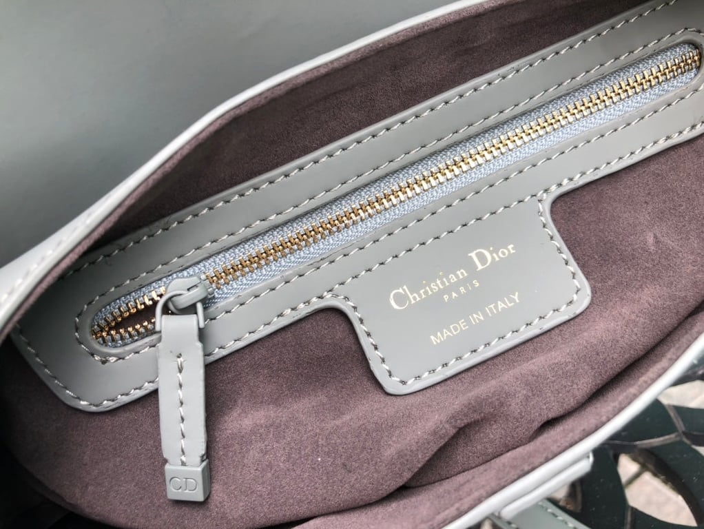 DIR SADDLE ULTRA MATTE CALFSKIN GREY