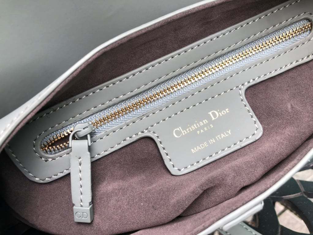 DIR SADDLE ULTRA MATTE CALFSKIN GREY