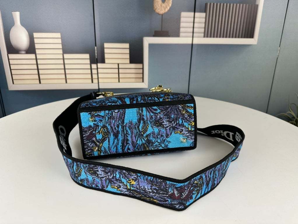 DIR MEDIUM LADY D LITE BAG CELESTIAL BLUE MULTICOLOR TOILE DE JOUY VOYAGE EMBROIDERY 24CM M0565OEUPM259