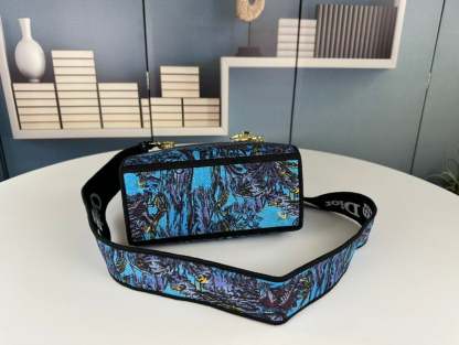 DIR MEDIUM LADY D LITE BAG CELESTIAL BLUE MULTICOLOR TOILE DE JOUY VOYAGE EMBROIDERY 24CM M0565OEUPM259