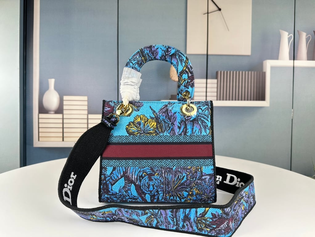 DIR MEDIUM LADY D LITE BAG CELESTIAL BLUE MULTICOLOR TOILE DE JOUY VOYAGE EMBROIDERY 24CM M0565OEUPM259