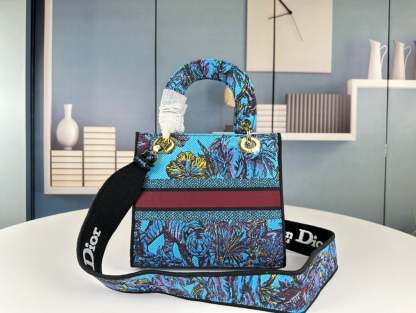 DIR MEDIUM LADY D LITE BAG CELESTIAL BLUE MULTICOLOR TOILE DE JOUY VOYAGE EMBROIDERY 24CM M0565OEUPM259