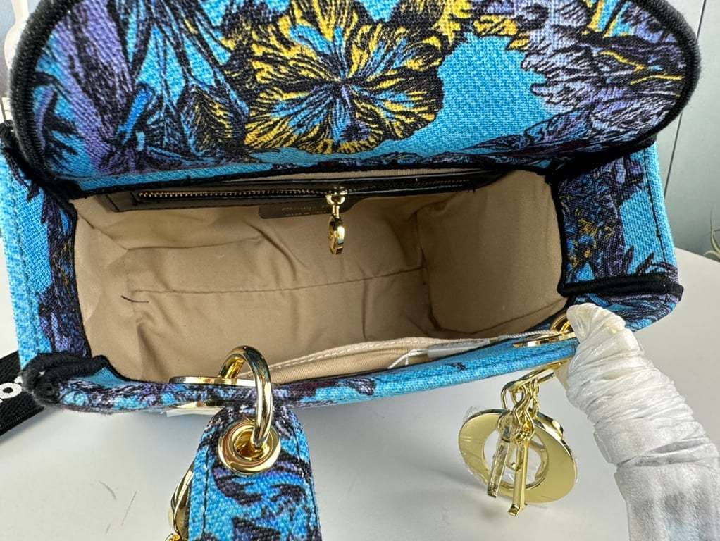 DIR MEDIUM LADY D LITE BAG CELESTIAL BLUE MULTICOLOR TOILE DE JOUY VOYAGE EMBROIDERY 24CM M0565OEUPM259