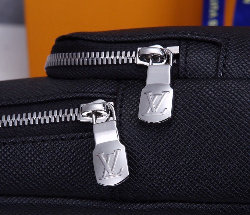 LV Avenue Sling Bag Taiga Black For Men, Bags, Messenger And Crossbody Bags 12.2in/31cm LV M30443