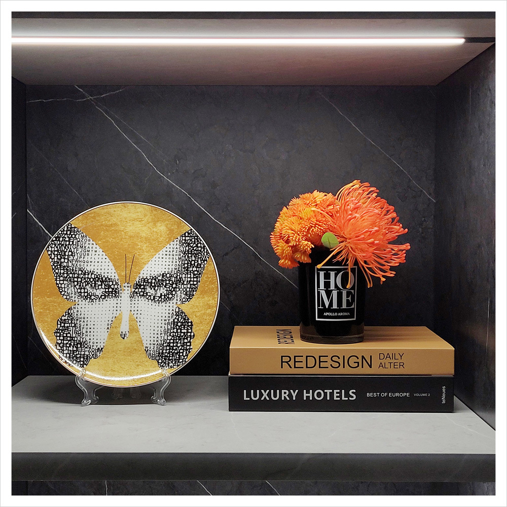 Bookshelf Soft Decorations & Creative Home Crafts: Artificial Flowers and Shallow Plate Combination