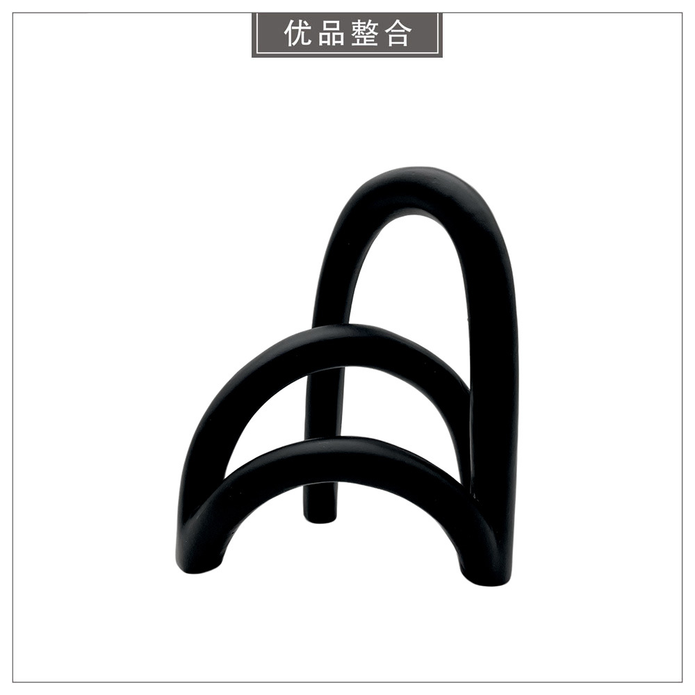 Black Three-Arc Resin Ornament