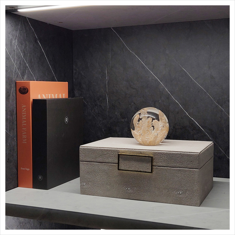 Bookshelf Soft Decorations & Creative Home Crafts: Artificial Flowers and Shallow Plate Combination