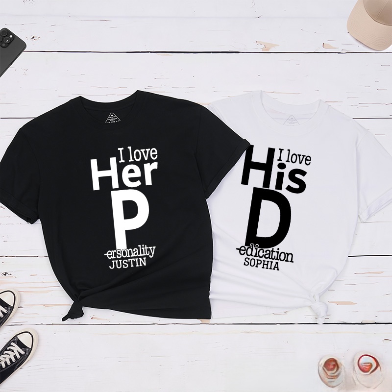 Personalized Couple Minimalist I Love Her Personality Matching T-Shirt with Name Valentine's Day T-Shirt for Husband Wife Boyfriend Girlfriend Gift