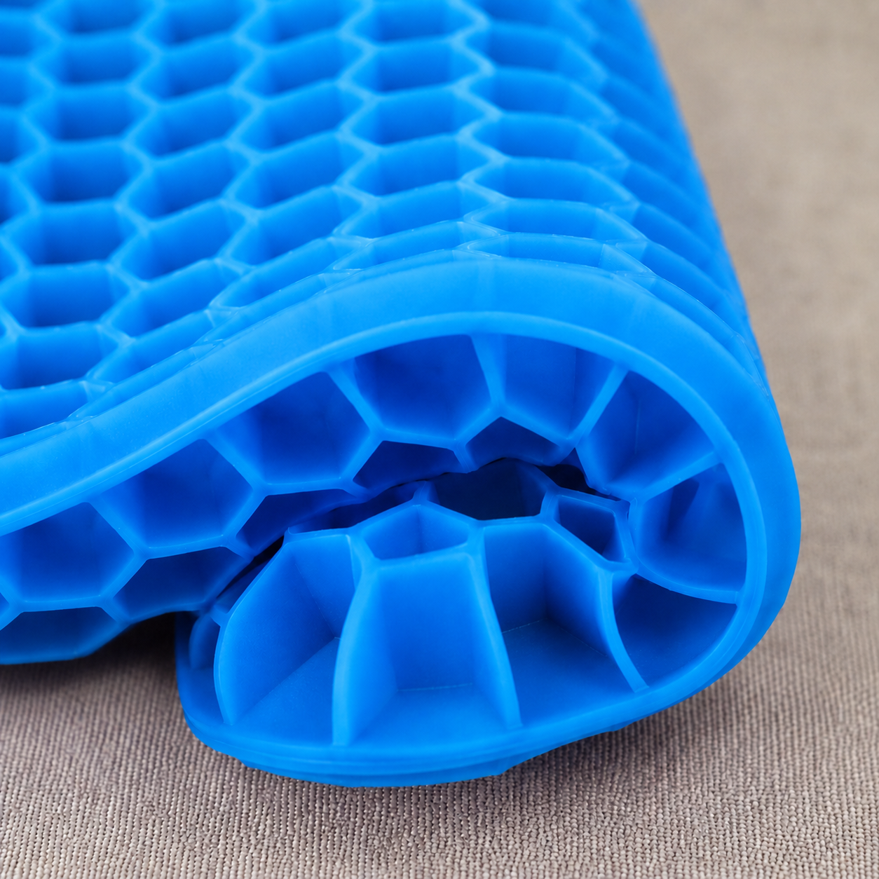 Image to replace: close-up of thick double-layer silicone gel cushion showing honeycomb air-column structure