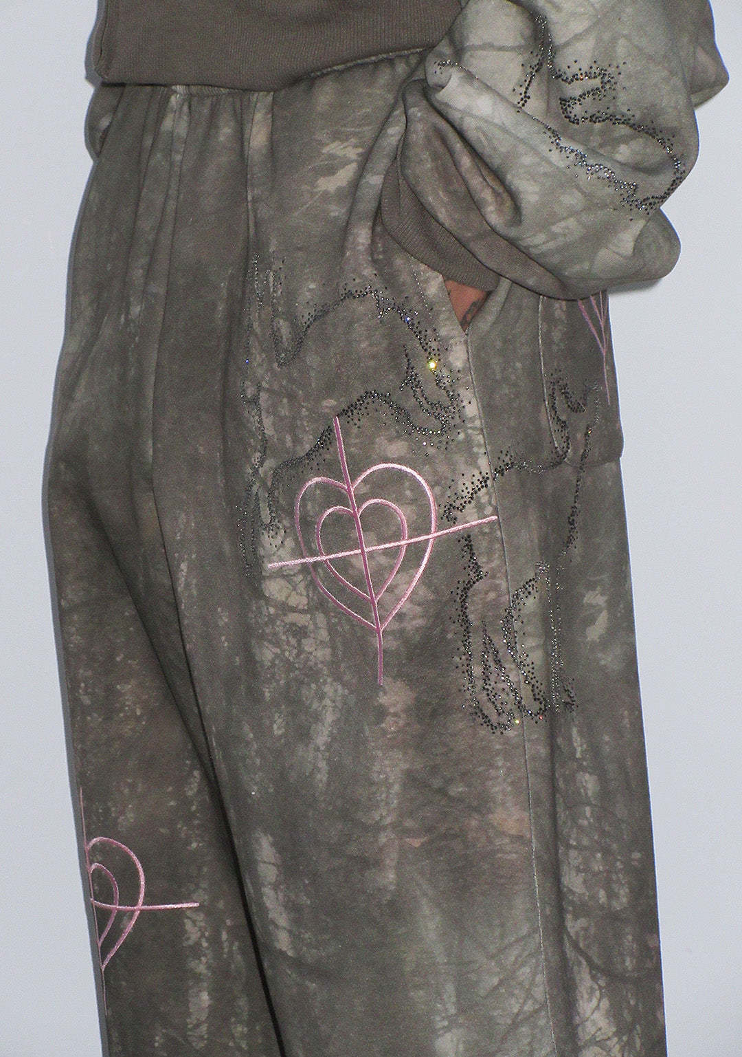 LOVESTRUCK RHINESTONE OVERSIZED SWEATPANTS CAMO